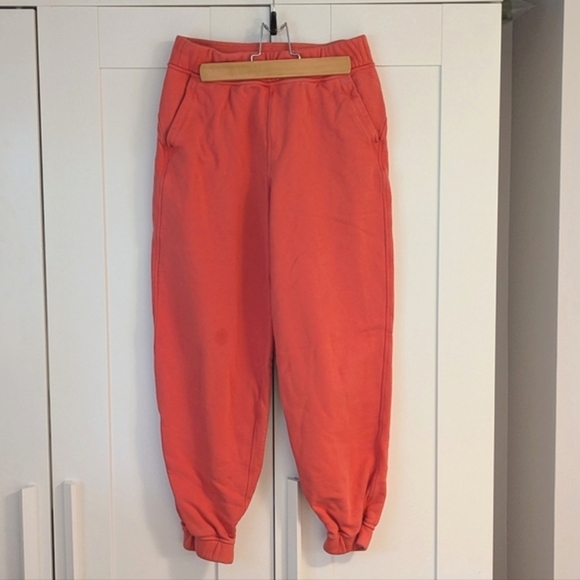 Pink peach Lululemon cropped joggers - Picture 1 of 2